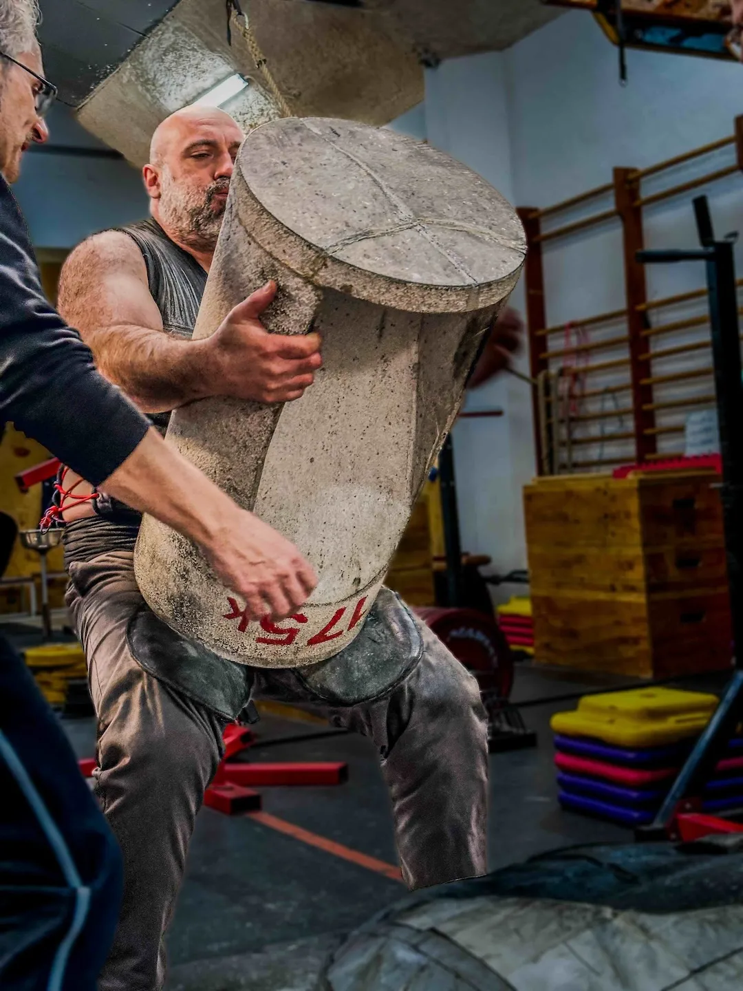 Deportista levantando una piedra vasca en ALFA FUERZA Y ARCO CDE