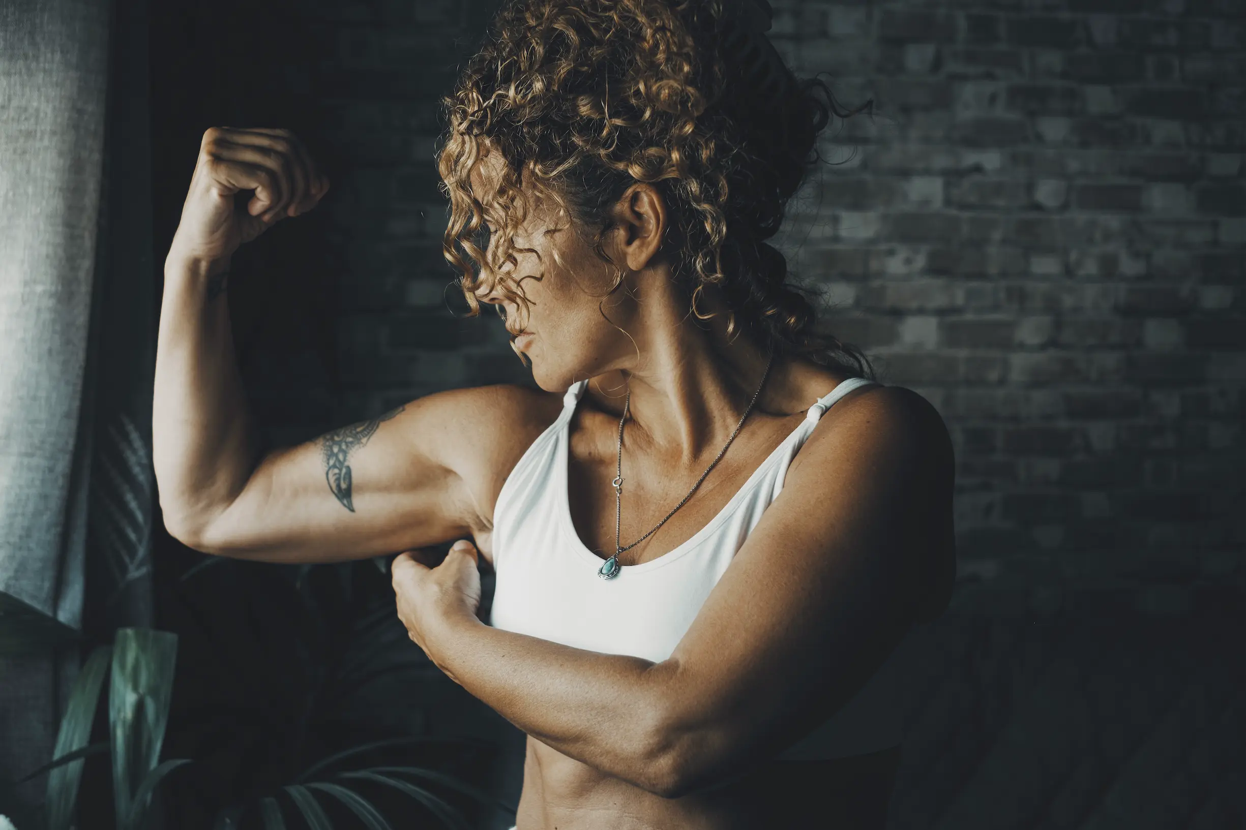 Mujer entrenando fuerza